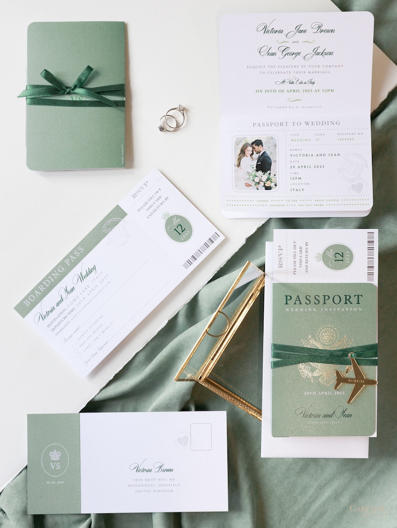 Pasaporte invitación de boda verde salvia con lámina de oro etiqueta de avión grabada, boda de destino, boda en el extranjero, lujo, tarjeta de embarque imagen 3