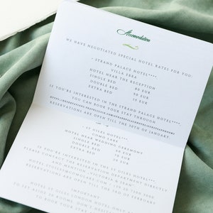 Pasaporte invitación de boda verde salvia con lámina de oro etiqueta de avión grabada, boda de destino, boda en el extranjero, lujo, tarjeta de embarque imagen 6