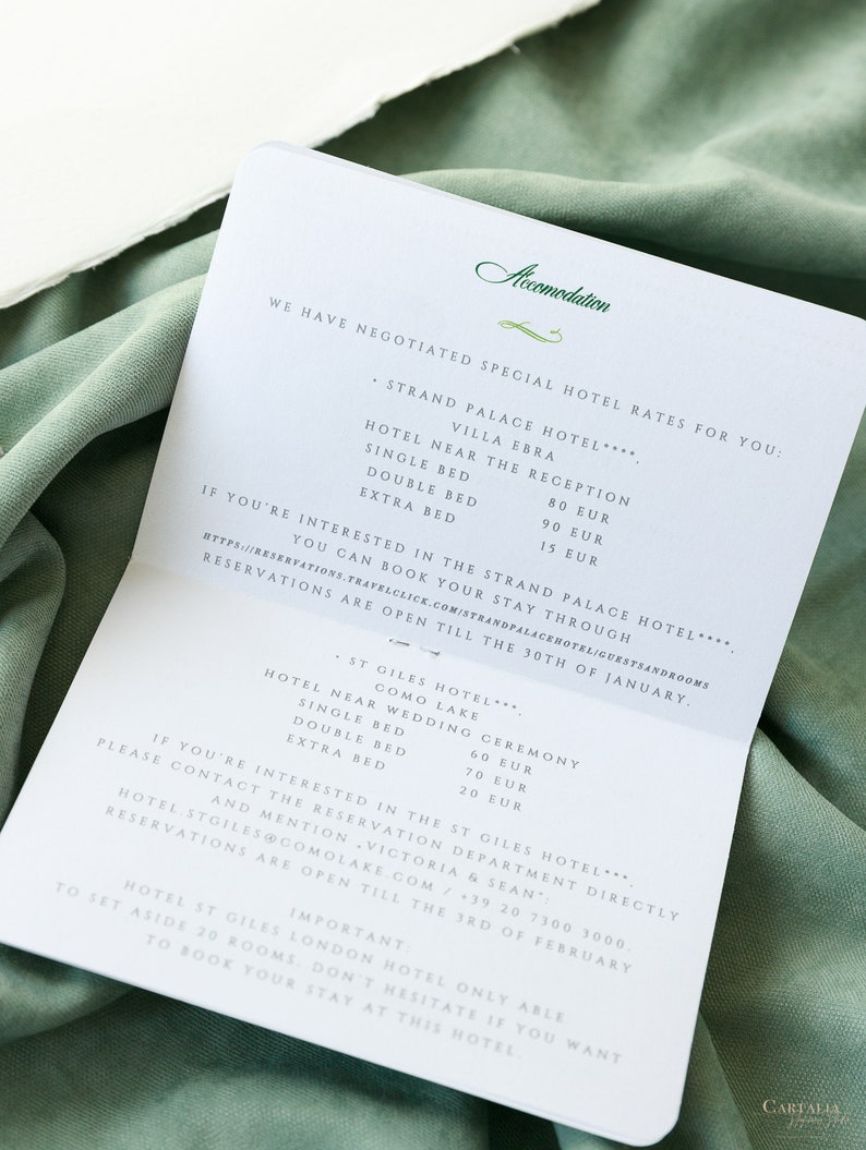 Pasaporte invitación de boda verde salvia con lámina de oro etiqueta de avión grabada, boda de destino, boda en el extranjero, lujo, tarjeta de embarque imagen 6