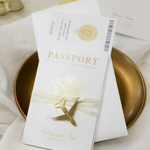 Invitation de mariage de passeport de luxe d’invitation d’or avec l’avion gravé, feuille d’or, carte d’embarquement, mariage à l’étranger, mariage étranger, luxe