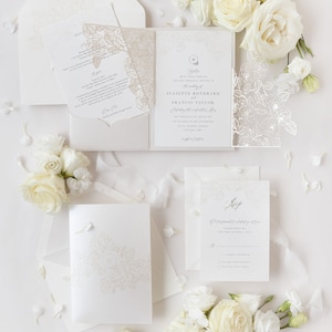 Lasergestanztes Pocketfold-Perlmuttpapier-Set mit Rosenmotiv & Perlmutt-Folienveredelung, RSVP-Karte, Luxus, Hochzeit