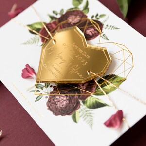 Save-the-Date Karte mit graviertem Herz-Spiegelmagnet mit Pfingstrosen-Design, Blumen, Rot, Dunkelrot, Floral, Magnet