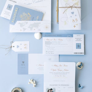 Luxuriöse Reisepass-Hochzeitseinladung in Blaugrau mit Goldfolie und Mappe - Hochzeit im Ausland, Auslandshochzeit, Luxus, Bordkarte