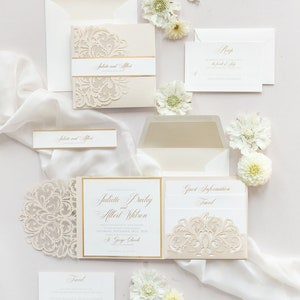 Lasergestanzte Pocketfold-Hochzeiteinladung mit 3 Einlegern: Gäste und Unterkunft & RSVP-Karte, RSVP-Karte, Pocketfold, Metallic, Goldfolie