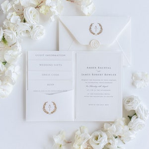 Klassisches Pocketfold-Einladungs-Set Weiß mit Blindprägung, Wachssiegel & vier Einlegern, RSVP-Karte, Luxus, Goldfolien-Monogramm