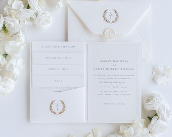 Può includere: Un invito di nozze bianco con lettere dorate. L'invito recita: "Amber Rachyal e James Robert Bowler vi invitano a celebrare il loro matrimonio giovedì 10 agosto alle 13:30 del pomeriggio presso The Corinthia Hotel, seguito dal ricevimento. RSVP entro il 1° luglio 2021."