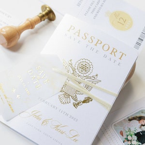 Luxuriöses Save-the-Date im Reisepass-Stil mit echter Goldfolie + Pergament-Anhänger, Destination Wedding, Luxus, Bordkarte