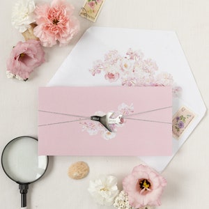 Rosa Pfingstrose Reisepass-Einladung in Pocketfold-Mappe mit silbernem Flugzeuganhänger, Hochzeit im Ausland, Auslandshochzeit, Bordkarte
