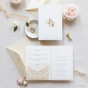 Pocketfold-Einladungsset mit Blindprägung Champagner, floraler Laserstanzung & Goldfolie, RSVP-Karte, Pocket-Einladung, Luxus-Hochzeit