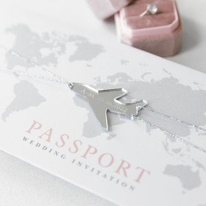 Reisepass-Einladung Silber in Pocketfold-Umschlag mit silbernem Flugzeuganhänger, Destination Wedding, Auslandshochzeit, Luxus, Bordkarte
