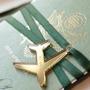 Pasaporte invitación de boda verde salvia con lámina de oro etiqueta de avión grabada, boda de destino, boda en el extranjero, lujo, tarjeta de embarque imagen 4