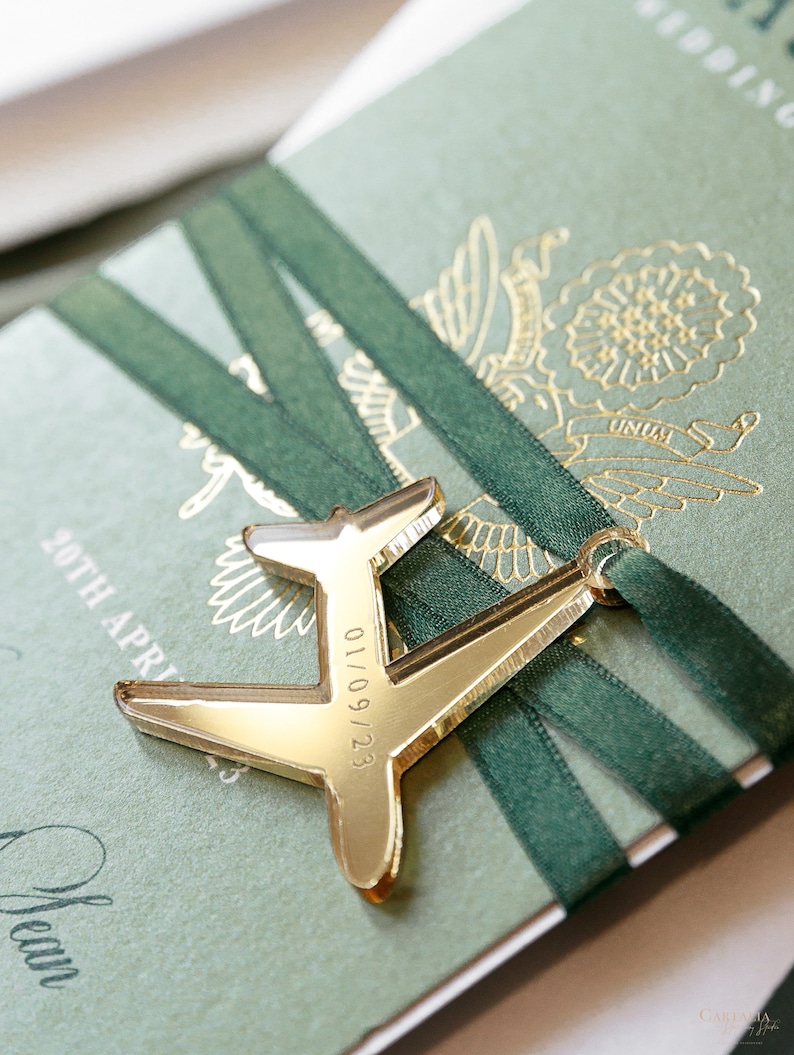 Pasaporte invitación de boda verde salvia con lámina de oro etiqueta de avión grabada, boda de destino, boda en el extranjero, lujo, tarjeta de embarque imagen 4