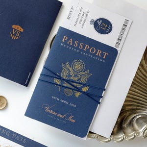 Marineblau Reisepass-Hochzeitseinladungs mit Goldfolie + Bordkarte (RSVP), Auslandshochzeit, Heiraten im Ausland, Hochzeitseinladung