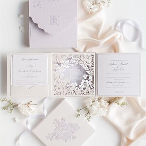 Luxuriöse Hochzeitseinladungs-3D-Box "Very Peri": lasergeschnittenes Blumenmotiv & Monogramm, RSVP-Karte, Luxus, Lavendel, Lila
