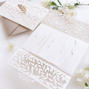 Lasergestanzte Altarfalz-Einladung im Pocketfold mit Blattmotiv und Goldfolie, RSVP-Karte, Luxus, Boho, Einleger