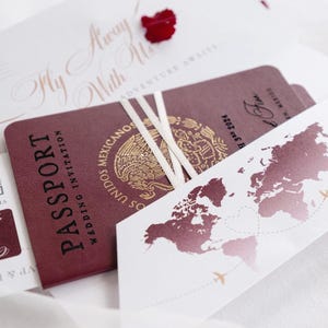 Invito per passaporto in pelle vegana con lamina d'oro e piano in plexiglass inciso, invito di lusso con cartellina, matrimonio all'estero