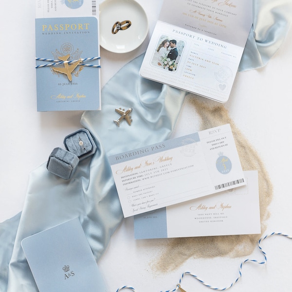 Paspoortuitnodiging - "Santorini" Blauw/Goud met gegraveerd vliegtuiglabel, bestemmingsbruiloft, bruiloft in het buitenland, luxe, instapkaart