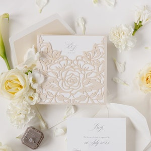 Lasergeschnitte Pocketfold-Einladung "Flower" Champagner Metallic mit Einlegern, RSVP-Karte, Luxus, Pocketfold, Hochzeit