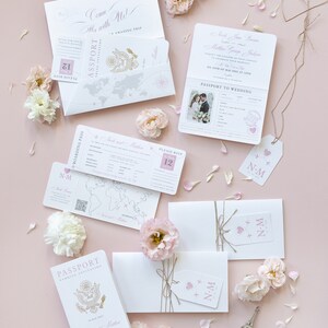 Reisepass-Hochzeitseinladung in Pocketfold-Mappe: Blush+Gold mit Goldfolie+Anhänger, Destination Wedding, Auslandshochzeit, Luxus, Bordkarte