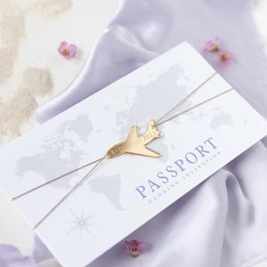 Reisepass-Einladung Weißer und Lila mit Goldenem Flugzeuganhänger in Pocketfold-Mappe, Destination-Hochzeit, Auslandshochzeit, Bordkarte