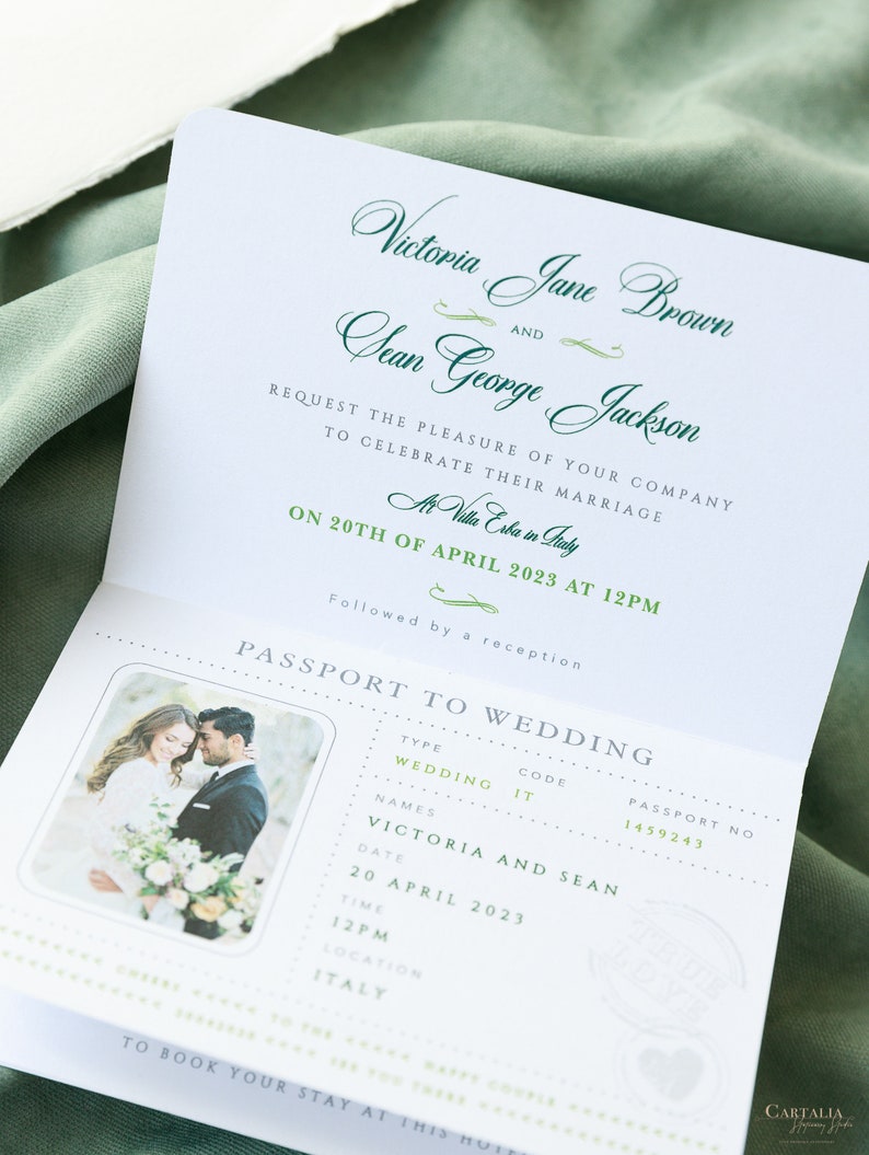 Pasaporte invitación de boda verde salvia con lámina de oro etiqueta de avión grabada, boda de destino, boda en el extranjero, lujo, tarjeta de embarque imagen 5