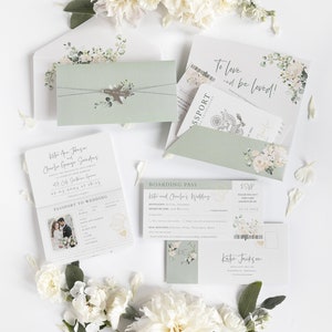 Florale Reisepass-Hochzeitseinladung, Salbeigrün mit Hortensien, Hochzeit im Ausland, Auslandshochzeit, Luxus Hochzeit, Bordkarte