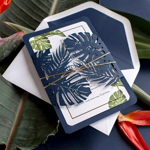 Hochzeitseinladung "Tropical" Navy mit Rsvp und Goldfolienrahmen, Hochzeit, Einladung, Lasergestanzt, Luxus, Exotisch, Palmen, Destination