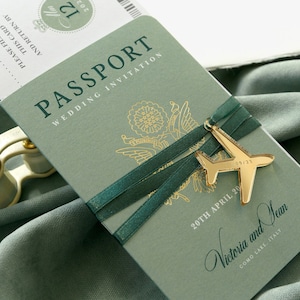 Pasaporte invitación de boda verde salvia con lámina de oro etiqueta de avión grabada, boda de destino, boda en el extranjero, lujo, tarjeta de embarque imagen 1