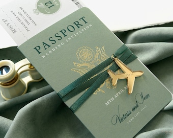 Reisepass-Hochzeitseinladung Salbeigrün mit Goldfolie + graviertem Flugzeuganhänger, Destination Wedding, Auslandshochzeit, Luxus, Bordkarte