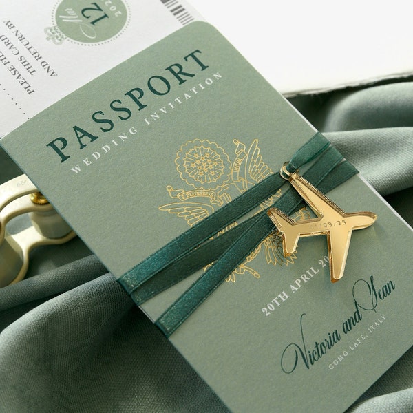 Pasaporte invitación de boda verde salvia con lámina de oro + etiqueta de avión grabada, boda de destino, boda en el extranjero, lujo, tarjeta de embarque