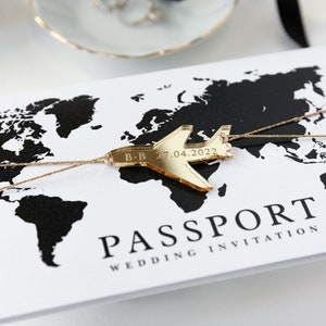 Schwarz-Weißes Reisepass im Taschenumschlag + Bordkarte mit Goldglitzer, Gold Flugzeug-Plexiglasanhänger, Hochzeit im Ausland, Einladung