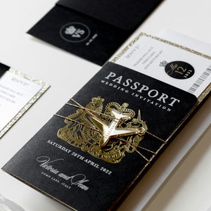Schwarze Reisepass Hochzeitseinladung mit Gold Glitzereffekt, Goldfolie & Anhänger, Destination Wedding, Auslandshochzeit, Luxus, Bordkarte