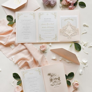 Pocketfold-Einladungs-Set Blush mit Goldfolienmonogramm und Laserstanzung