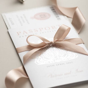 Reisepass-Hochzeitseinladung mit Silberglitzer, Silberfolie & Schleife, Destination Wedding, Auslandshochzeit, Luxus, Bordkarte