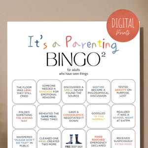 Op de afbeelding: Een witte parenting bingokaart met kleurrijke tekst en een rode cirkel met de tekst "DIGITAL Prints". De bingokaart bevat zinnen als "De vloer was lava" en "Gegoogled 'Is dit normaal?'".
