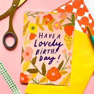 Tenha um lindo cartão de aniversário com estampa floral | Cartão de aniversário floral amarelo, rosa e laranja | Cartão floral fofo para ela | Cartão de aniversário fofo
