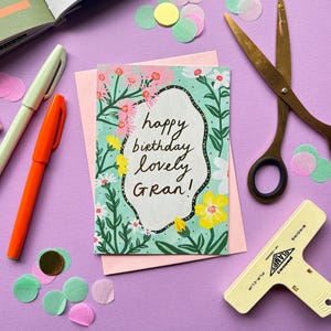 Tarjeta de felicitación de feliz cumpleaños para una abuela encantadora / Familia pensativa con papel dorado floral / Madre, abuela, abuela niñera