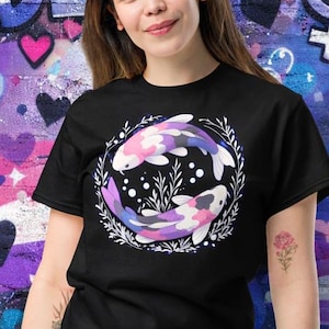 T-shirt con pesce koi genderfluid, abbigliamento Pride discreto, maglietta unisex in cotone