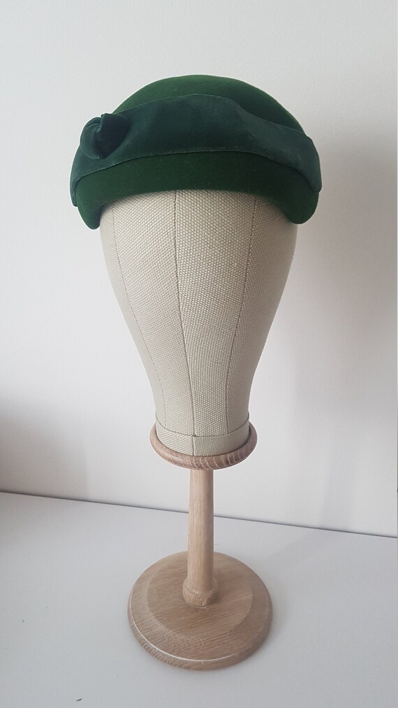 Vintage ca 1940s green velvet hat