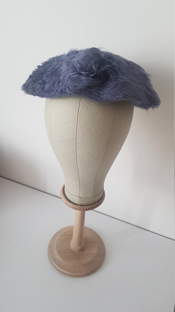 Vintage ca 1950s fuzzy periwinkle blue saucer plat