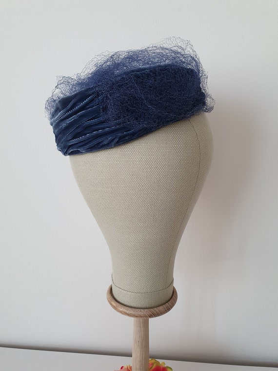 Vintage ca 1950s blue velvet pillbox hat with blue
