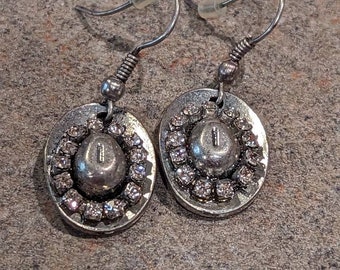 Set 5 Paia Orecchini Pendenti Cowboy Western – Stivali, Cappello, Pistola E Testa Di Cavallo – Gioielli In Lega Per Costumi Cowgirl (Oro E Cristallo)