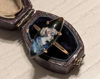Anillo antiguo francés pintado a mano con esmalte de camuflaje, talla marquesa alargada y ópalo negro.