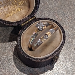 Conjunto de novia vintage de dos tonos con corte de diamante y diamantes naturales Illusion para él y para ella