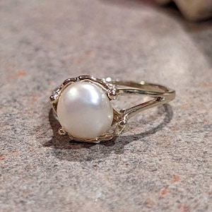 Lindo anel solitário de pérola antiga com detalhes em pedra de nascimento ou para noivado/aniversário.