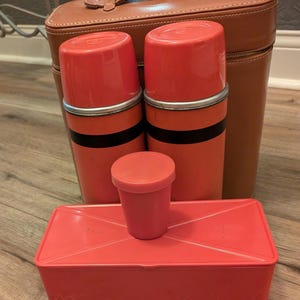 Vintage Aladdin Industry Double Thermos Lunch Picnic Set with Nesting Cups and Lunchbox Genuine CowHide Zip Carring Case Amazing Condition