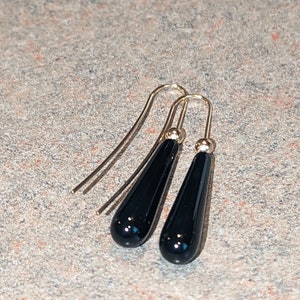 Retro 1980s Sleek Black Onyx Yellow Gold Drop Dangle Statement Earrings