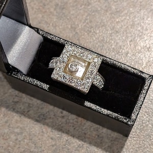 Bländande vintage fyrkantig bezel-set med Shanker Halo Statement-fidgetring