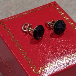 Pendientes de luto europeos de oro amarillo y negro facetado con azabache, mediados del siglo XIX