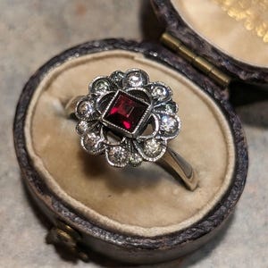 Anello di fidanzamento tardo edoardiano con granato geometrico e diamanti, stratificato, dettagliato, stile margherita aperta, pietra portafortuna, SPLENDIDO immagine 1